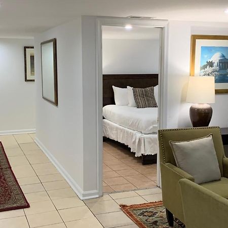 Renovated English Basement 2Bdrm Home Near Metro Вашингтон Екстериор снимка